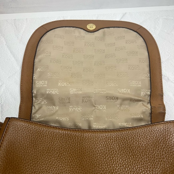 Michael Kors Crossbody, pebble, leather snap closure color acorn/ brown - Picture 9 of 16